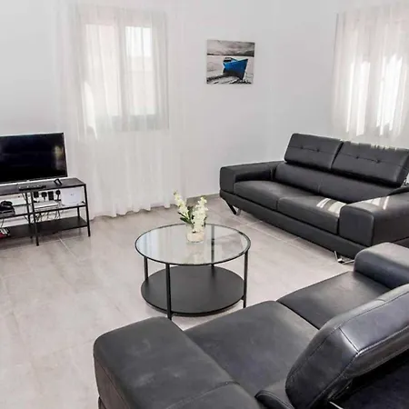 Michaela Vine Péjia