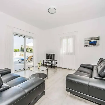 Michaela Vine * Peyia